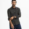 Men's printed long-sleeved business casual shirt in jacquard fabric. Classic collar, button fastening at the front and adjustable metal buttons at the cuffs.