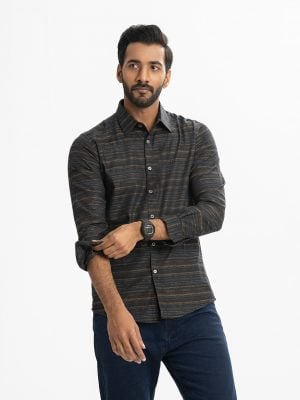 Men's printed long-sleeved business casual shirt in jacquard fabric. Classic collar, button fastening at the front and adjustable metal buttons at the cuffs.