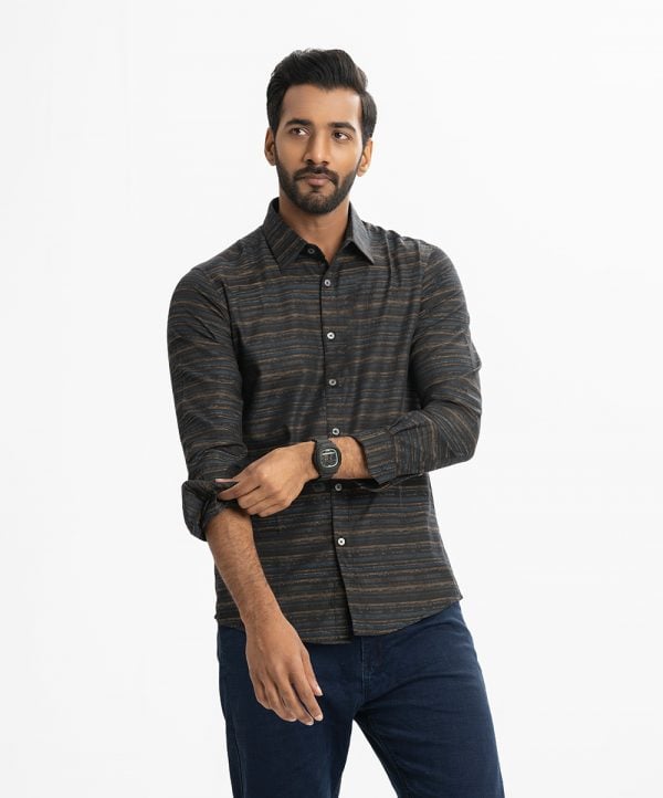 Men's printed long-sleeved business casual shirt in jacquard fabric. Classic collar, button fastening at the front and adjustable metal buttons at the cuffs.