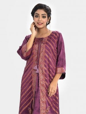 Printed A-line front slit kameez in georgette fabric. Round neck, three-quarter sleeved. Karchupi at the front.