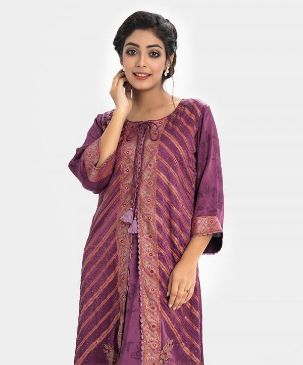 Printed A-line front slit kameez in georgette fabric. Round neck, three-quarter sleeved. Karchupi at the front.