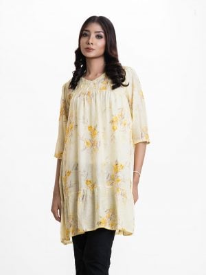 Floral printed maternity tunic in blended cotton fabric. V-neck, three-quarter sleeves. Pin tuck at front.