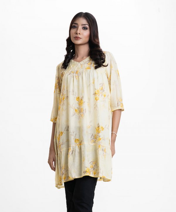 Floral printed maternity tunic in blended cotton fabric. V-neck, three-quarter sleeves. Pin tuck at front.
