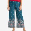Women's printed casual palazzo in viscose fabric. Concealed elasticated waistline.