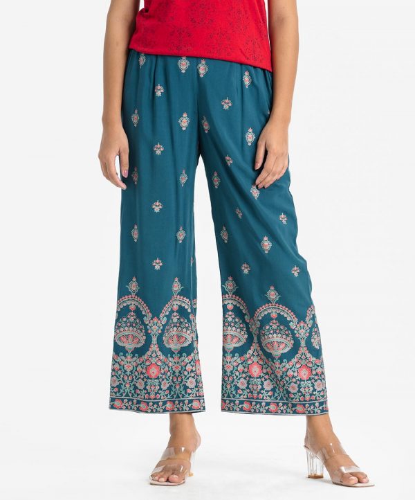 Women's printed casual palazzo in viscose fabric. Concealed elasticated waistline.