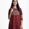 Women's printed A-line tunic in crepe fabric. Round neck, three-quarter sleeved with lace work. Karchupi and scallops at the front.