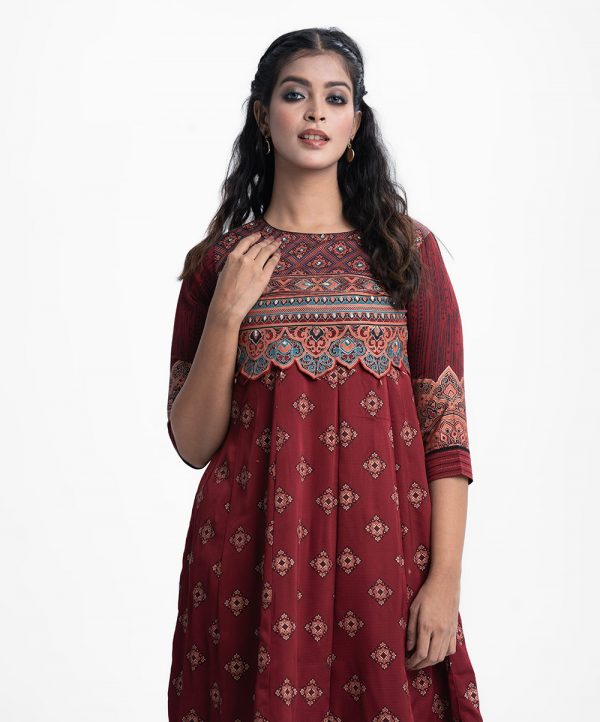 Women's printed A-line tunic in crepe fabric. Round neck, three-quarter sleeved with lace work. Karchupi and scallops at the front.