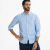 Men's long-sleeved casual shirt in striped cotton fabric. Classic collar, button fastening at the front and adjustable cuffs.