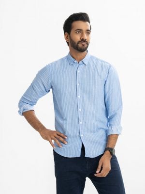 Men's long-sleeved casual shirt in striped cotton fabric. Classic collar, button fastening at the front and adjustable cuffs.