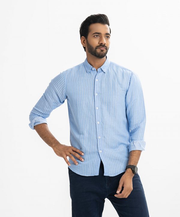 Men's long-sleeved casual shirt in striped cotton fabric. Classic collar, button fastening at the front and adjustable cuffs.