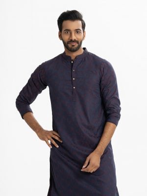 Mens printed semi-fitted panjabi in jacquard fabric. Mandarin collar, inseam pockets. Button fastening at the front.