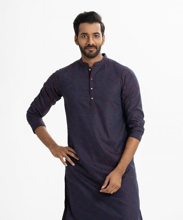 Mens printed semi-fitted panjabi in jacquard fabric. Mandarin collar, inseam pockets. Button fastening at the front.