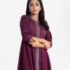 Women's floral printed A-line tunic in crepe fabric. Stand collar, three-quarter sleeves. Patch with embroidery at the front.