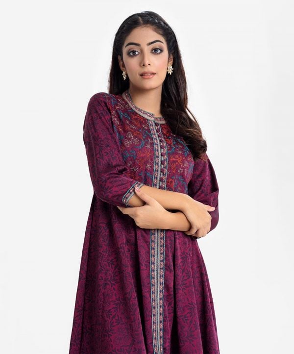 Women's floral printed A-line tunic in crepe fabric. Stand collar, three-quarter sleeves. Patch with embroidery at the front.