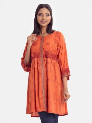 Printed A-line maternity tunic in viscose fabric. Frill neck, three-quarter sleeved. Gathered at the waistline.
