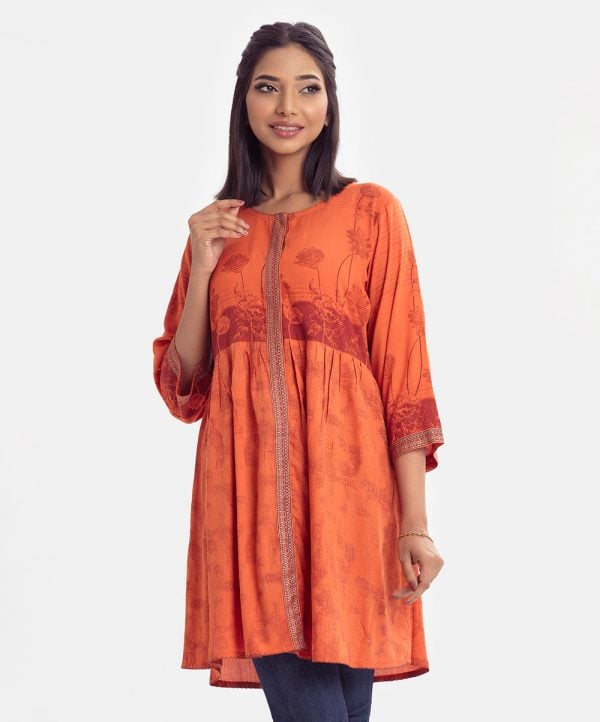 Printed A-line maternity tunic in viscose fabric. Frill neck, three-quarter sleeved. Gathered at the waistline.