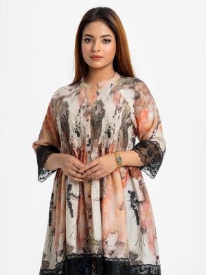 Printed A-line tunic in blended cotton fabric. Stand collar, three-quarter sleeved. Smock at the front and lace attachment at the hemline and sleeve.