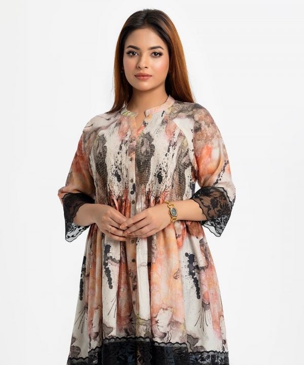 Printed A-line tunic in blended cotton fabric. Stand collar, three-quarter sleeved. Smock at the front and lace attachment at the hemline and sleeve.