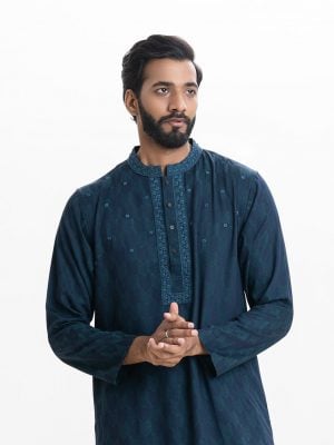 Men's slim-fitted panjabi in jacquard cotton fabric. Mandarin collar with metal buttons on the placket. Embroidery at front.