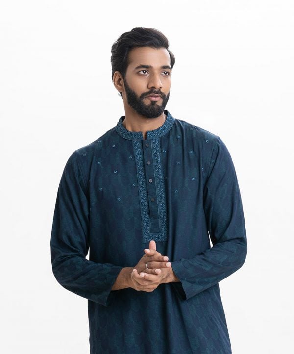 Men's slim-fitted panjabi in jacquard cotton fabric. Mandarin collar with metal buttons on the placket. Embroidery at front.
