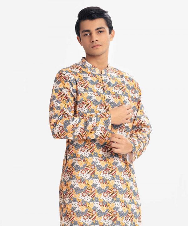 Men's semi-fitted panjabi in printed cotton fabric. Mandarin collar and inseam pockets.