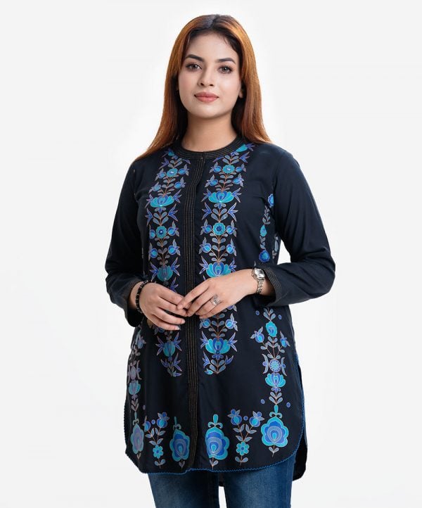 Women's shirt style tunic in viscose fabric. Mock neck, full-sleeved. Floral print and karchupi at the front.