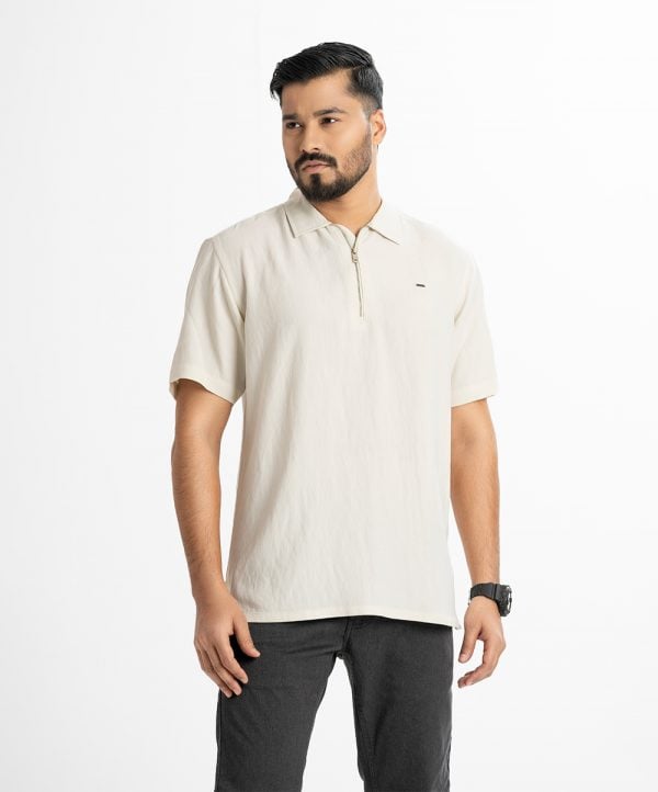 Men's short-sleeved casual shirt in cotton blended fabric. Classic collar, zipper opening at the front.
