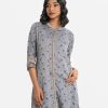 Printed A-line tunic in crepe fabric. Three-quarter sleeved, stand collar. Patch and slit at the front.