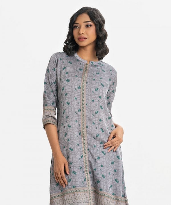 Printed A-line tunic in crepe fabric. Three-quarter sleeved, stand collar. Patch and slit at the front.