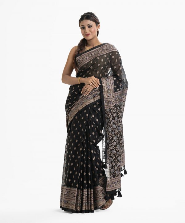 Women's all over printed saree in cotton fabric. Tassel attached at the achal.