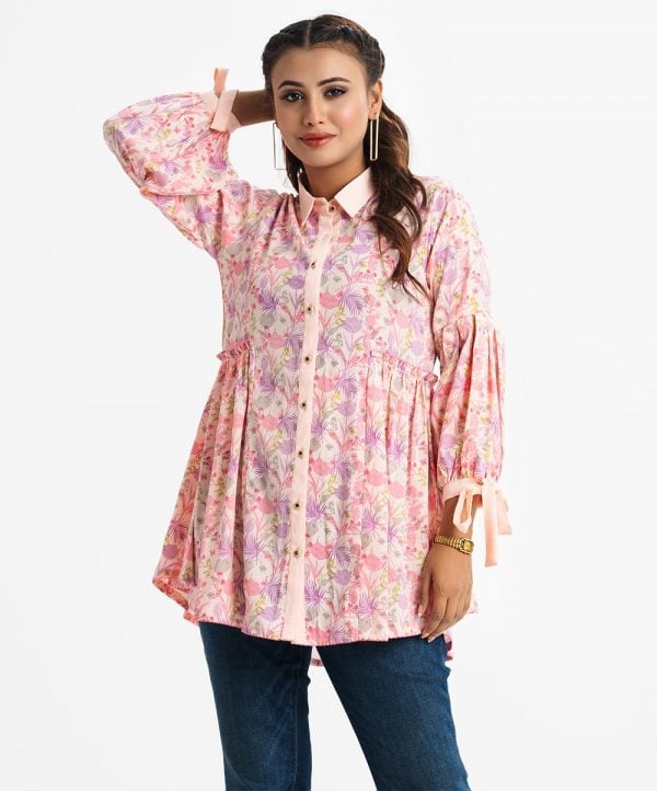 Floral printed shirt style abaya tunic in zoom fabric. Ballon sleeves with bow tie belt and classic collar with metal buttons in front opening. Frill trim at waistline.