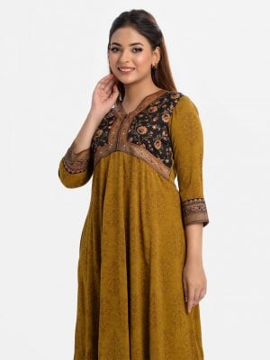 Printed A-line long tunic in zoom fabric. V neck, three quarter-sleeved. Karchupi at the front. Attached patch at the front, sleeve and hemline.