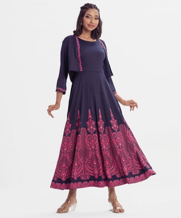 Women's A-line gown in joom fabric. Sleeveless, boat neck, karchupi at the hemline and a three-quarter front opening shrug.