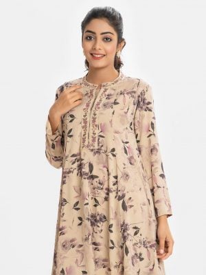 Floral printed A-line long tunic in joom fabric. Long sleeves, stand collar and karchupi at the front.