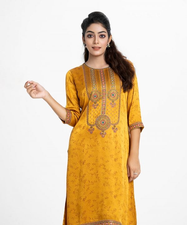 Exclusive tunic in silk & viscose blended fabric from Nargisus by Le Reve.Round neck, karchupi at the front, and three-quarter sleeves.