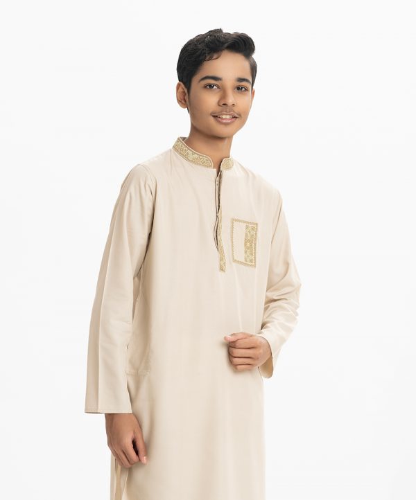 Teen Boys panjabi in cotton fabric. Mandarin collar, inseam pockets. Embroidery at collar, placket and pocket.
