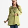 Printed A-line tunic in zoom fabric. Round neck, long-sleeved. Karchupi at the front.