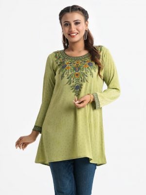 Printed A-line tunic in zoom fabric. Round neck, long-sleeved. Karchupi at the front.