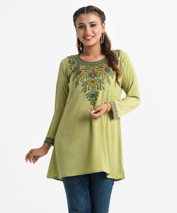 Printed A-line tunic in zoom fabric. Round neck, long-sleeved. Karchupi at the front.