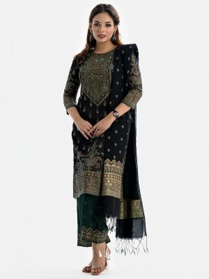 Women's printed Salwar Kameez in crepe fabric. Round neck, three-quarter sleeves and karchupi at the front of kameez. Half-silk dupatta with culotte palazzo pants.