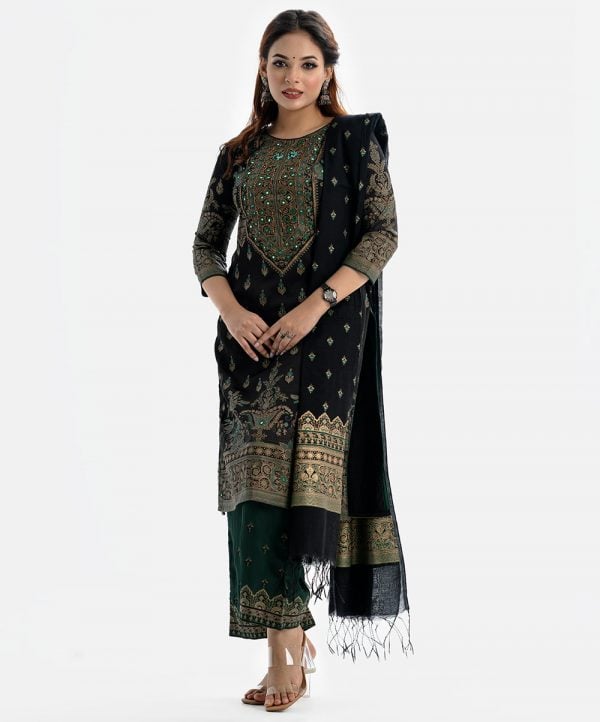 Women's printed Salwar Kameez in crepe fabric. Round neck, three-quarter sleeves and karchupi at the front of kameez. Half-silk dupatta with culotte palazzo pants.