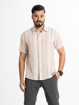 Men's short-sleeved casual shirt in printed cotton fabric. Classic collar, button fastening at the front.