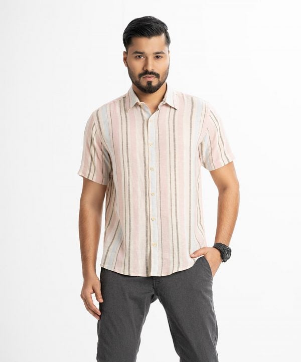 Men's short-sleeved casual shirt in printed cotton fabric. Classic collar, button fastening at the front.