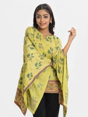 Printed kaftan in zoom fabric. V-neck, kimono-sleeved and adjustable cord at the waistline.