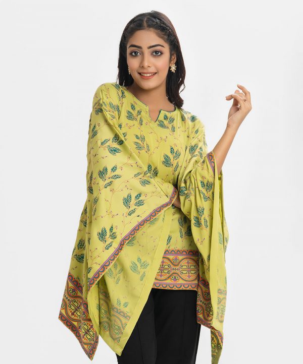 Printed kaftan in zoom fabric. V-neck, kimono-sleeved and adjustable cord at the waistline.