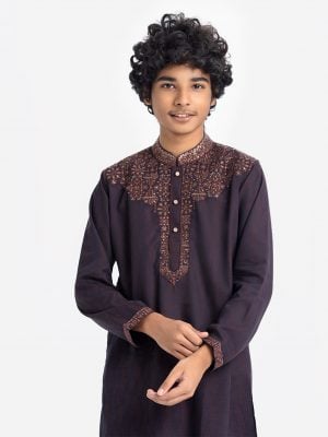 Teen boys panjabi in jacquard fabric. Mandarin collar, inseam pockets and embroidery at the front.