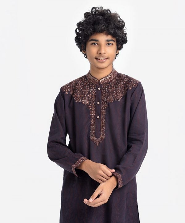 Teen boys panjabi in jacquard fabric. Mandarin collar, inseam pockets and embroidery at the front.