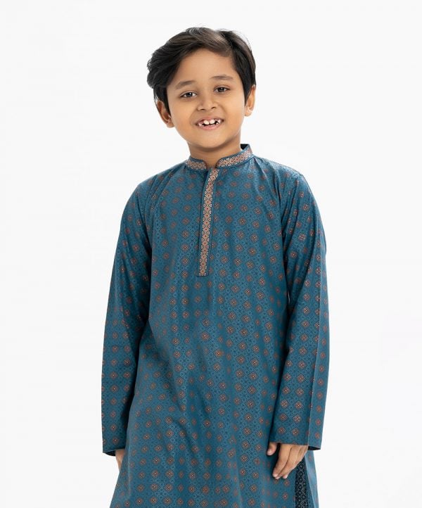 Kid boys printed panjabi in viscose fabric. Mandarin collar and inseam pockets.