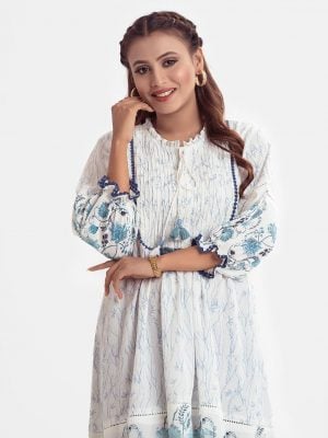Printed frock-style tunic in georgette fabric. Ruffle neck, attached patch at the puff-sleeves and hemline.