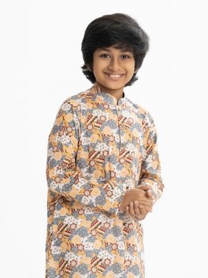 Kid boys panjabi in printed cotton fabric. Mandarin collar and inseam pockets.